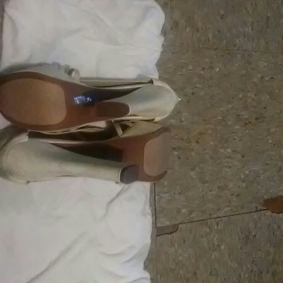 Kiss & Tell heels - Picture 3 of 5